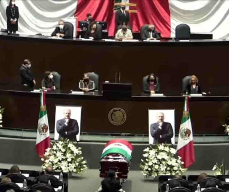 Realizan homenaje de cuerpo presente a René Juárez