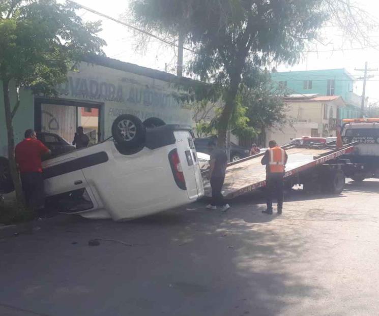 Se registra choque volcadura en la Colonia Moderna