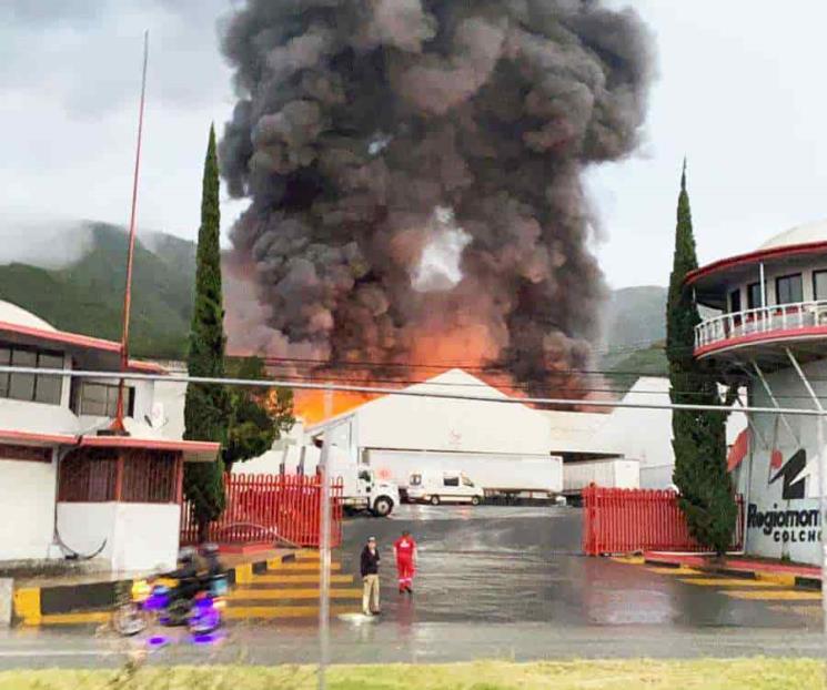 Arde bodega llena de colchones en Santiago