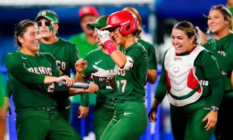 Atletas arremeten contra la Selección de Softbol