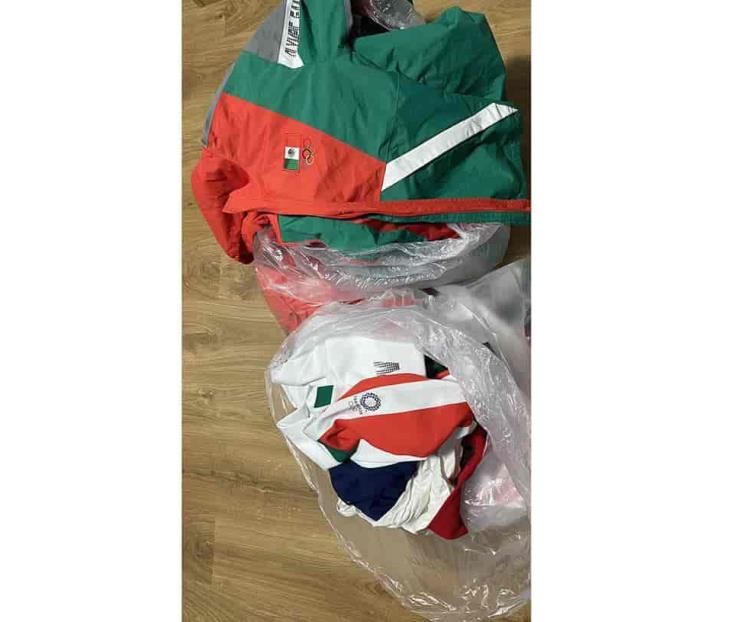 Denuncian a softbolistas por tirar uniformes a la basura