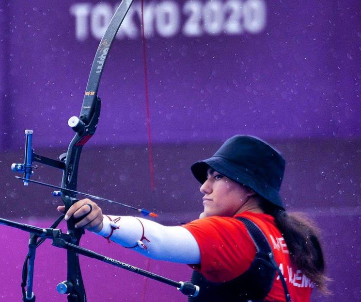 Cae Alejandra Valencia en tiro con arco Cae Alejandra Valencia en tiro con arco