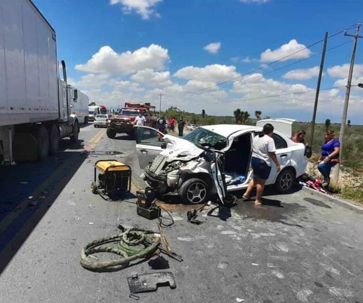 Pierde los frenos y embiste a vehículos