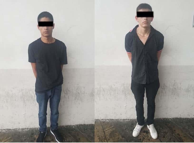 Detienen a 2 hombres con arma de fuego y droga Detienen a 2 hombres con arma de fuego y droga