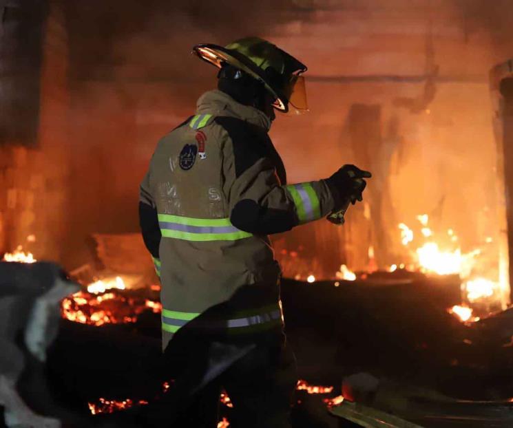 Se incendia empresa de detergentes en Col. Independencia