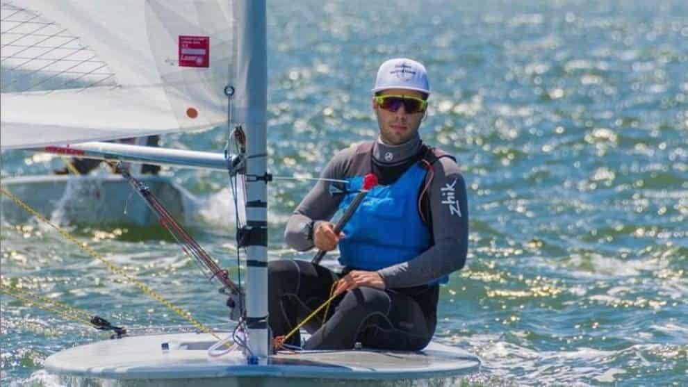 Se alejan medallas en vela