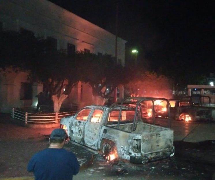 Disparan encapuchados al aire e incendian patrullas Disparan encapuchados al aire e incendian patrullas