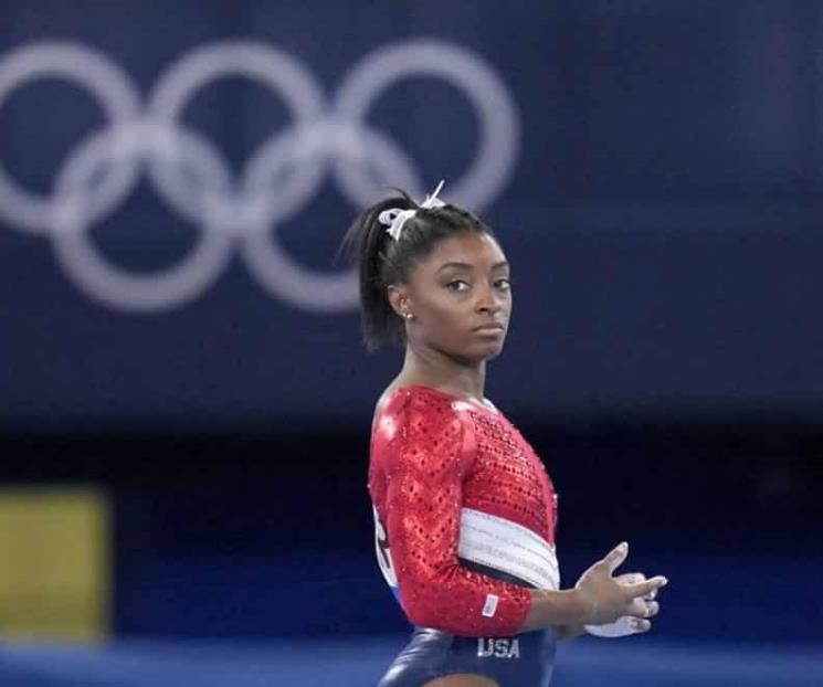 Se retira Biles de salto y barras asimétricas