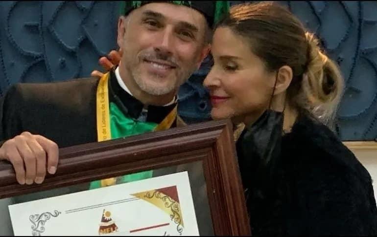 Sergio Mayer presume su Doctorado Honoris Causa