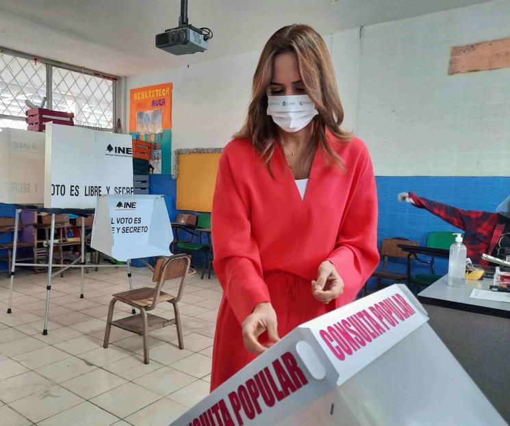 Acude Clara a votar a Consulta Popular