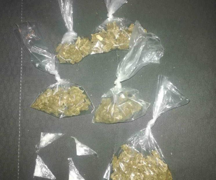 Detienen a joven con droga