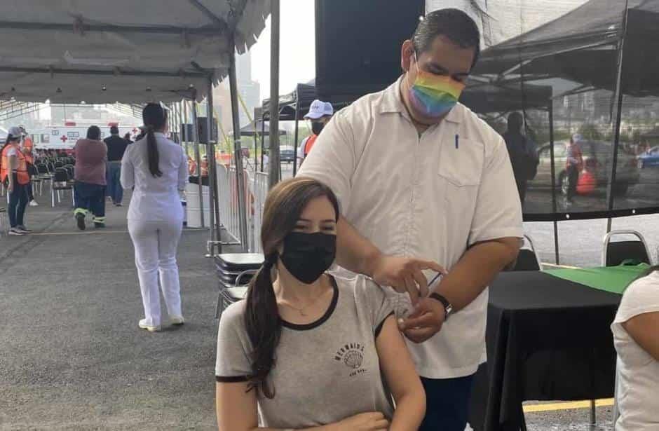 Empiezan a vacunar a millennials de San Pedro