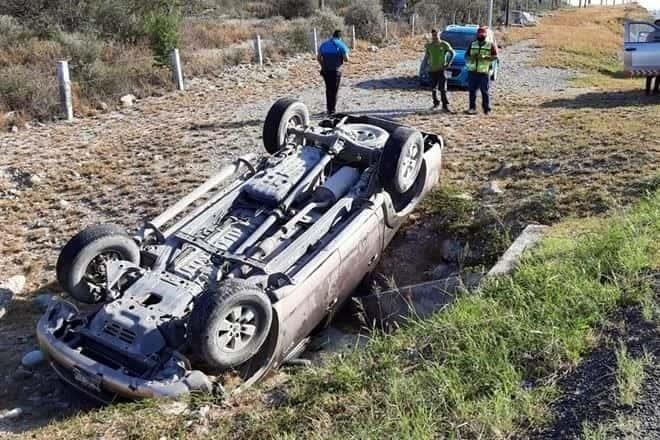 Vuelca camioneta por correlón