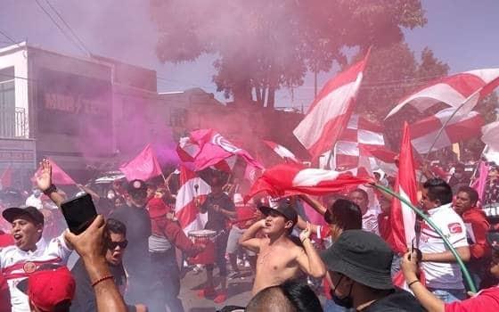 Expulsan a aficionados por grito homofóbico