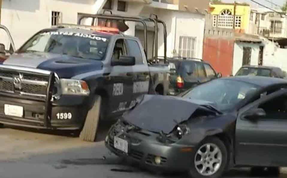 Choca patrulla contra dos autos