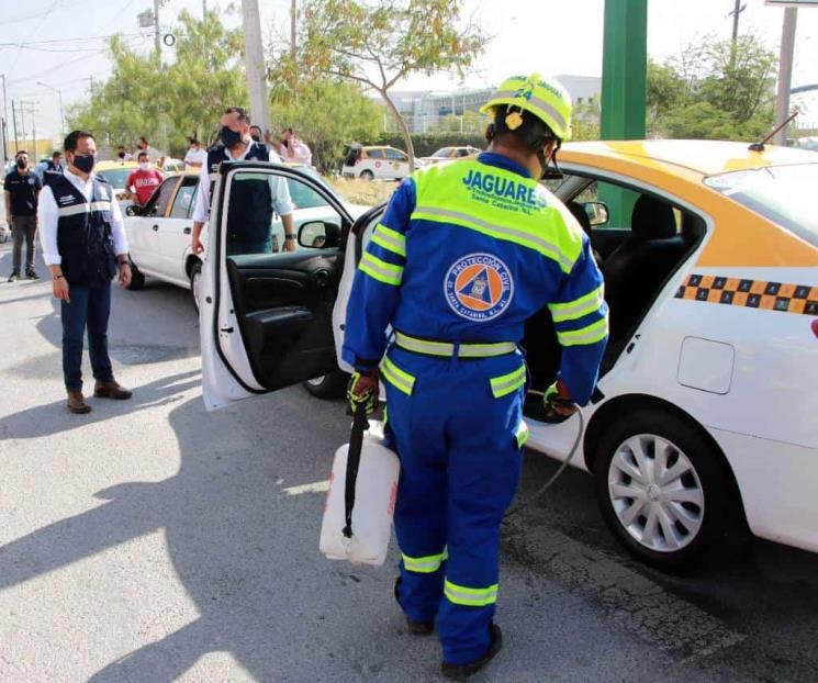 Sanitizan taxis en Santa Catarina
