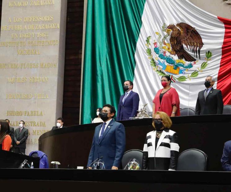 Guardan minuto de silencio en memoria de María Teresa Marú