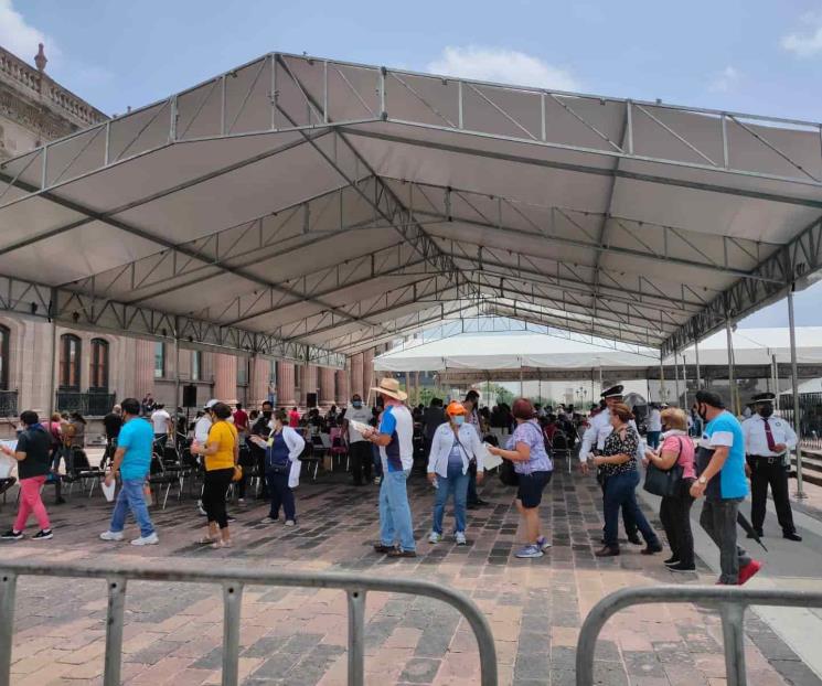 Persisten filas en vacunación regia