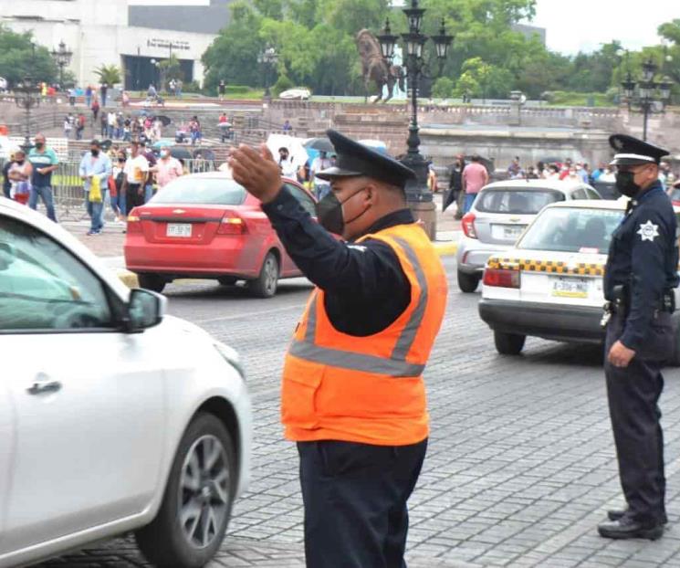 Apoyan vacunación regia 105 elementos de Tránsito