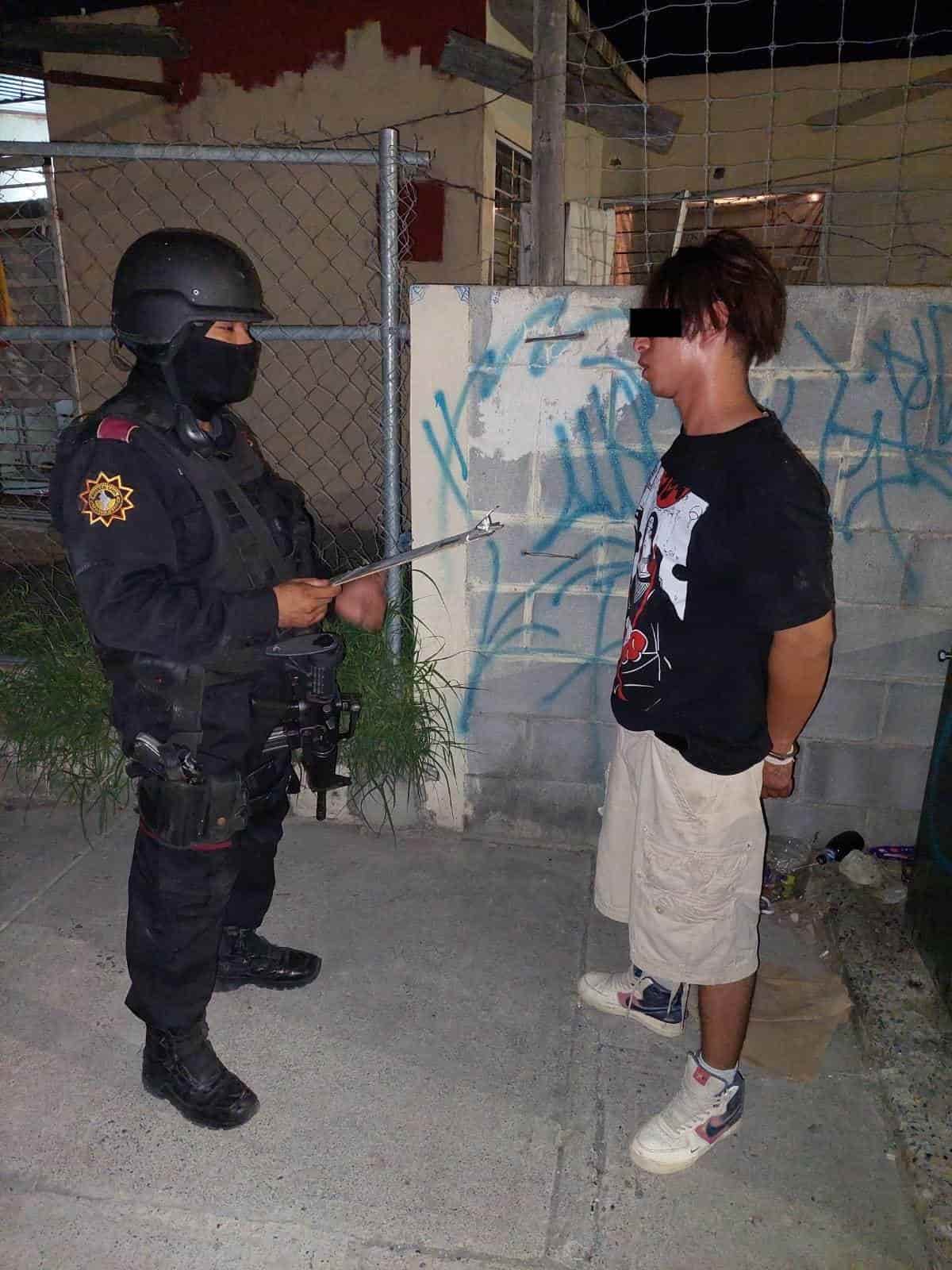 Llevaba consigo varias dosis de cocaína en piedra, así como una bolsa de plástico que contenía marihuana