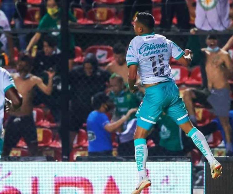 Inaugura León fecha tres con triunfo sobre Gallos