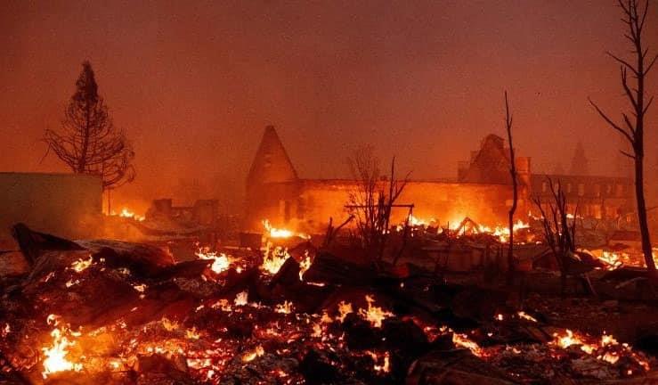 Arrasa incendio con poblado en California