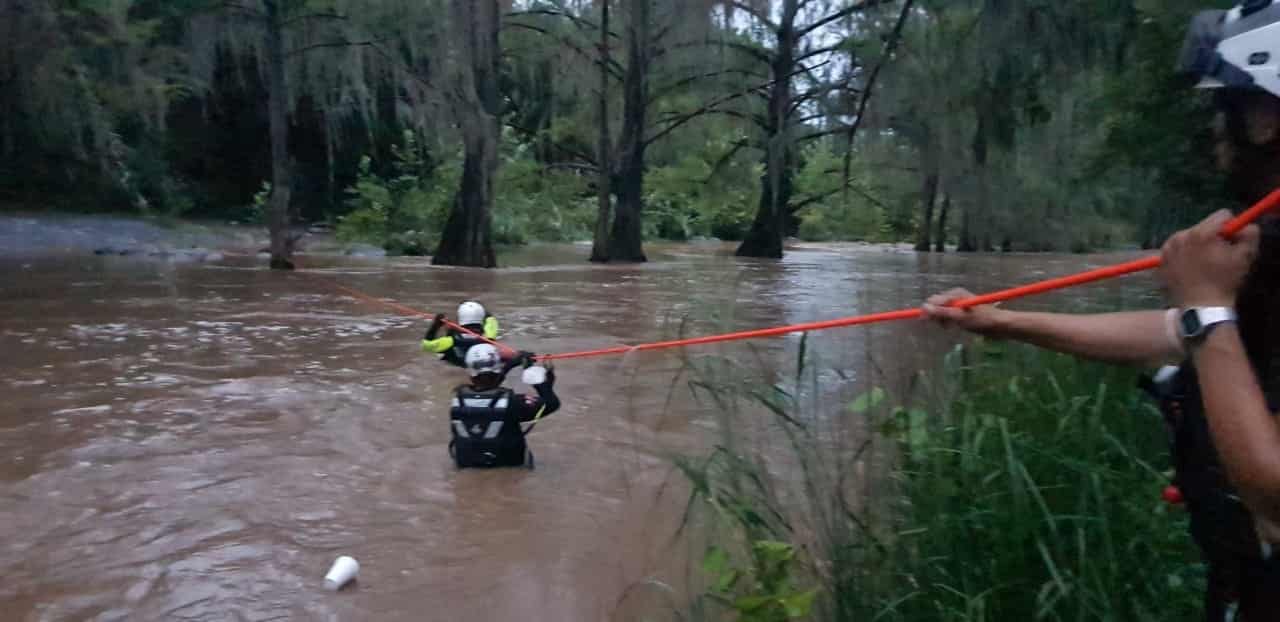 Dos personas que iban con un grupo de 12 paseantes, fueron arrastrados por las caudalosas aguas del Río Ramos