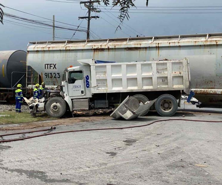 Tren impacta camión de volteo en Santa Catarina