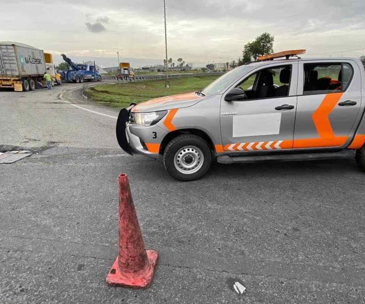 Vuelca tráiler repleto de carga
