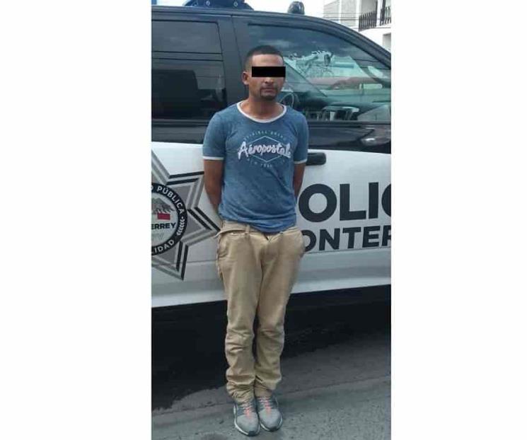 Arrestan a hombre que viajaba en camioneta robada
