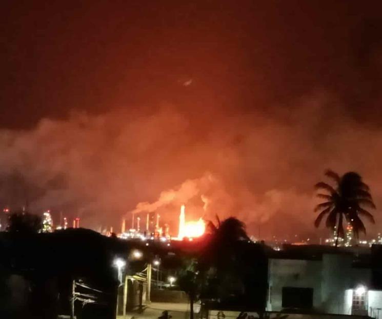 Se incendia refinería Antonio Dovalí Jaime en Salina Cruz