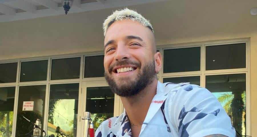 Maluma sufre caída mientras baila