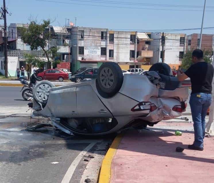 Después de una persecución, un hombre que circulaba en un auto con reporte de robo, fue detenido