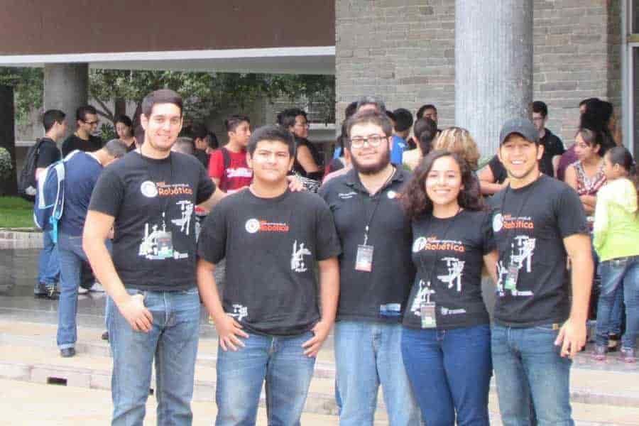 Cumple sueño de estudiar mecatrónica