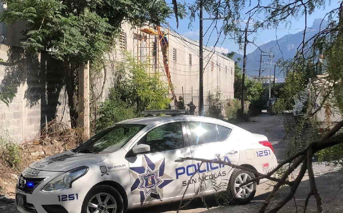 Un trabajador que se encontraba colocando un canalón de desague en la parte alta de una nave, pereció al recibir una descarga eléctrica