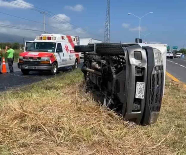 Vuelca camioneta en Carretera Nacional