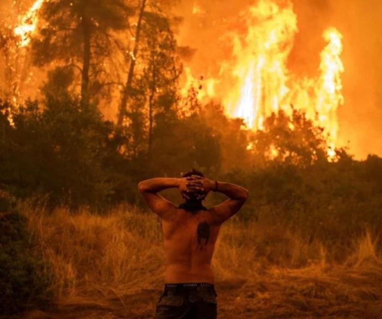 Fuerza multinacional combate incendios en Grecia
