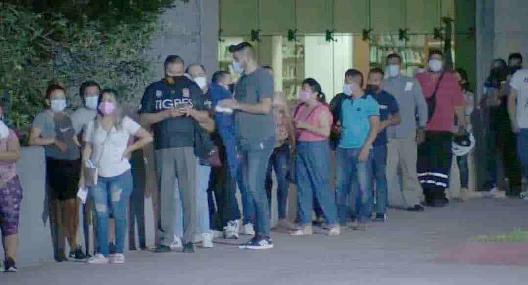 Hacen fila de madrugada los millennials para vacunarse