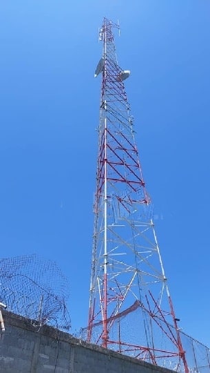 Ddetienen a dos sujetos que fueron sorprendidos, desmantelando una antena aérea