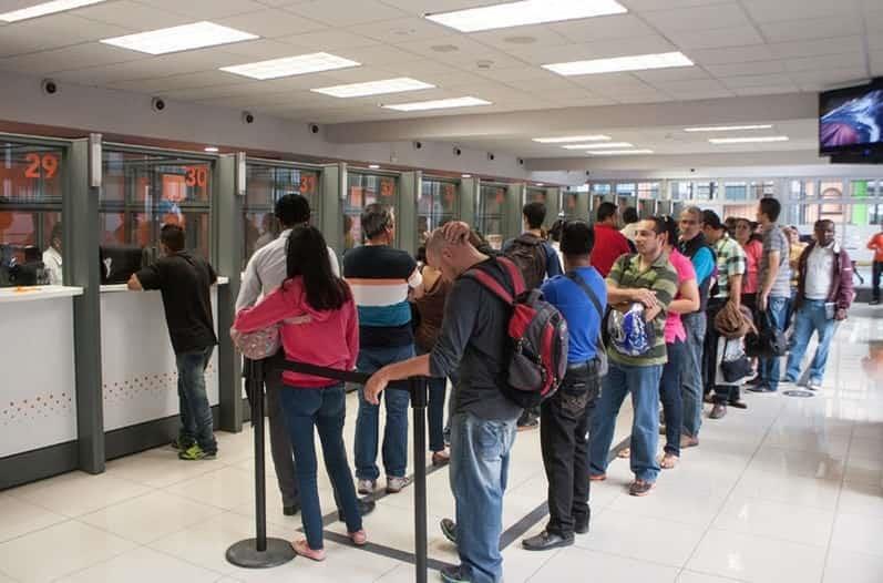 Reducen bancos sucursales y outsourcing