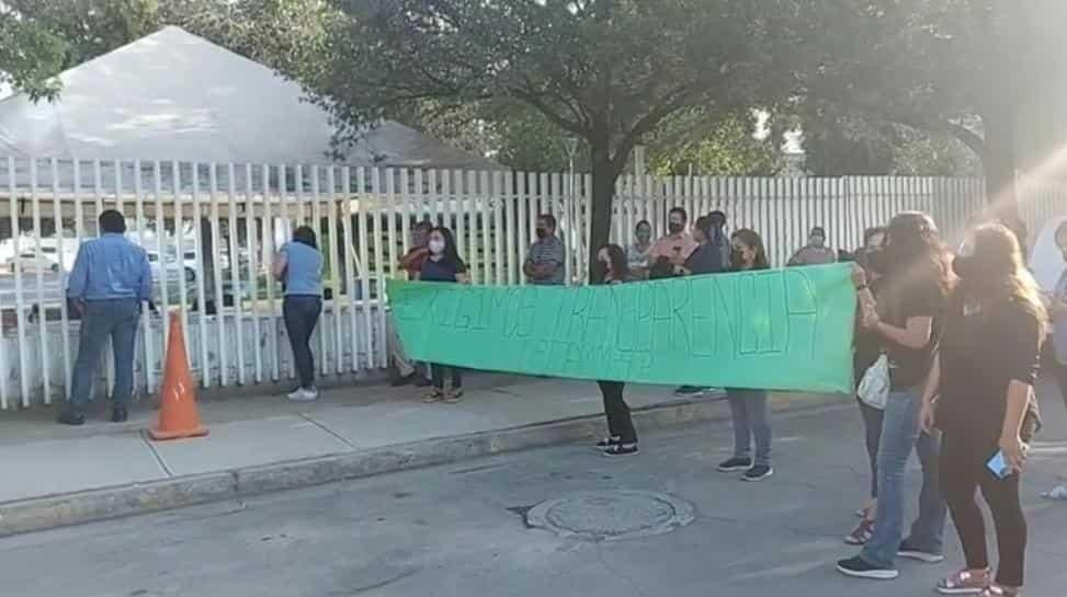 Bloquean maestros Secretaría de Educación