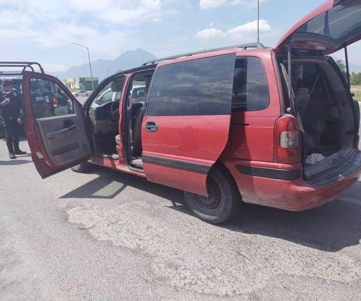 Detienen a 2 en camioneta robada