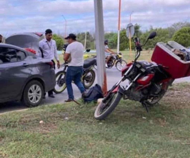 Auto choca con moto en Linares
