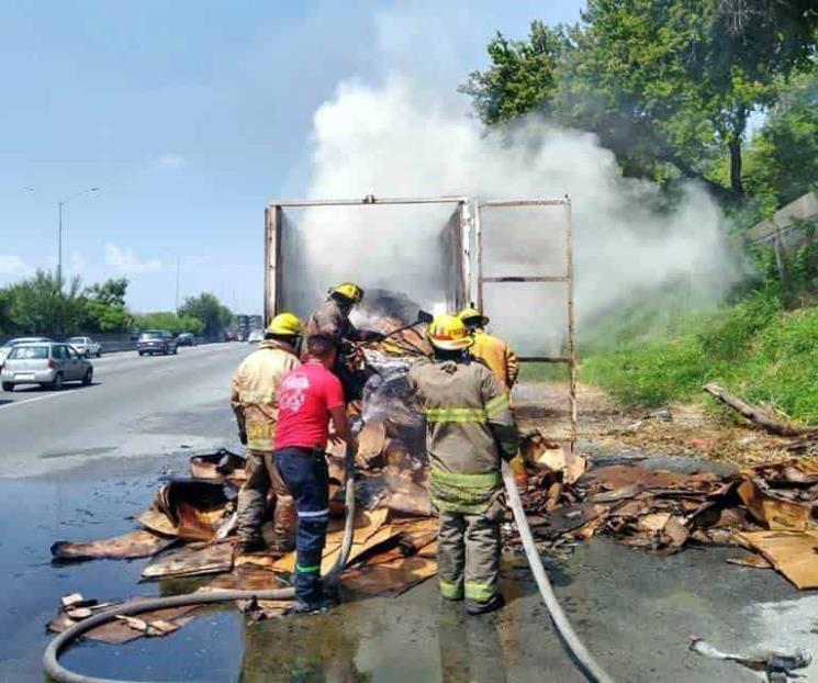 Arde remolque cargado de cartón