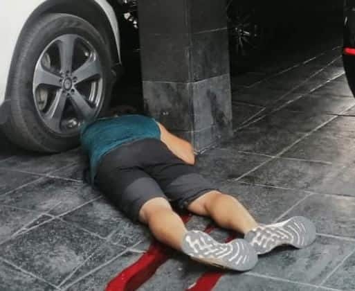 Un chofer de una residencia en el municipio de San Pedro murió la tarde de ayer al ser baleado por un guardia del mismo domicilio, luego de que sostuvieron una riña