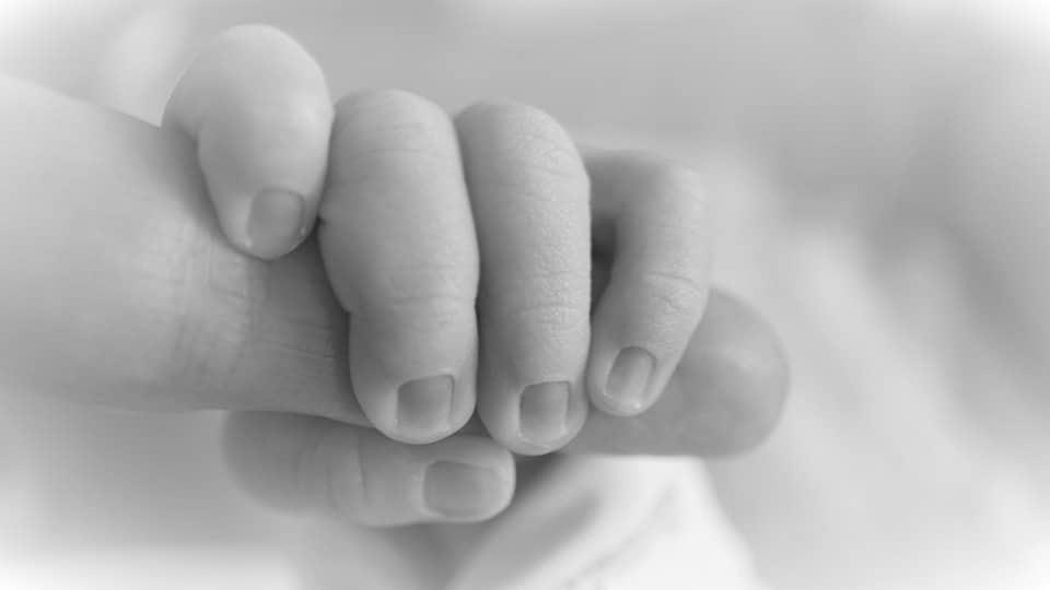 Madre sostiene a su recién nacida antes de morir por Covid