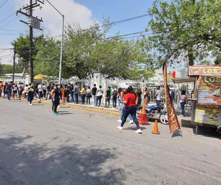 Se registran largas filas en la Facultad de Medicina
