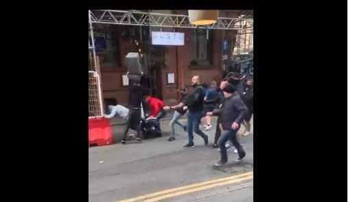 Aficionados de Manchester y Leeds United se agarran a golpes