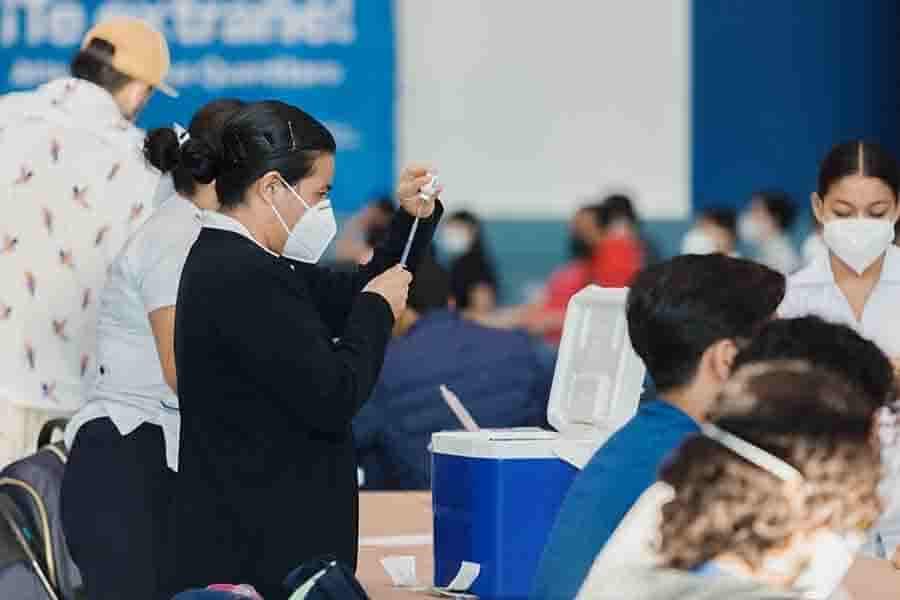 Se vacunan contra COVID-19 en el Tec Campus Querétaro