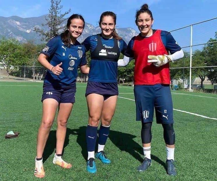 Entrenan Rayadas en la playa